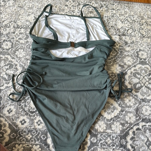 Comfortable Green Ribbed One-Piece Swimsuit - Picture 2 of 2
